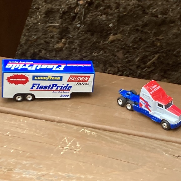 Vintage Fleet Pride Tractor Trailer - Picture 5 of 8